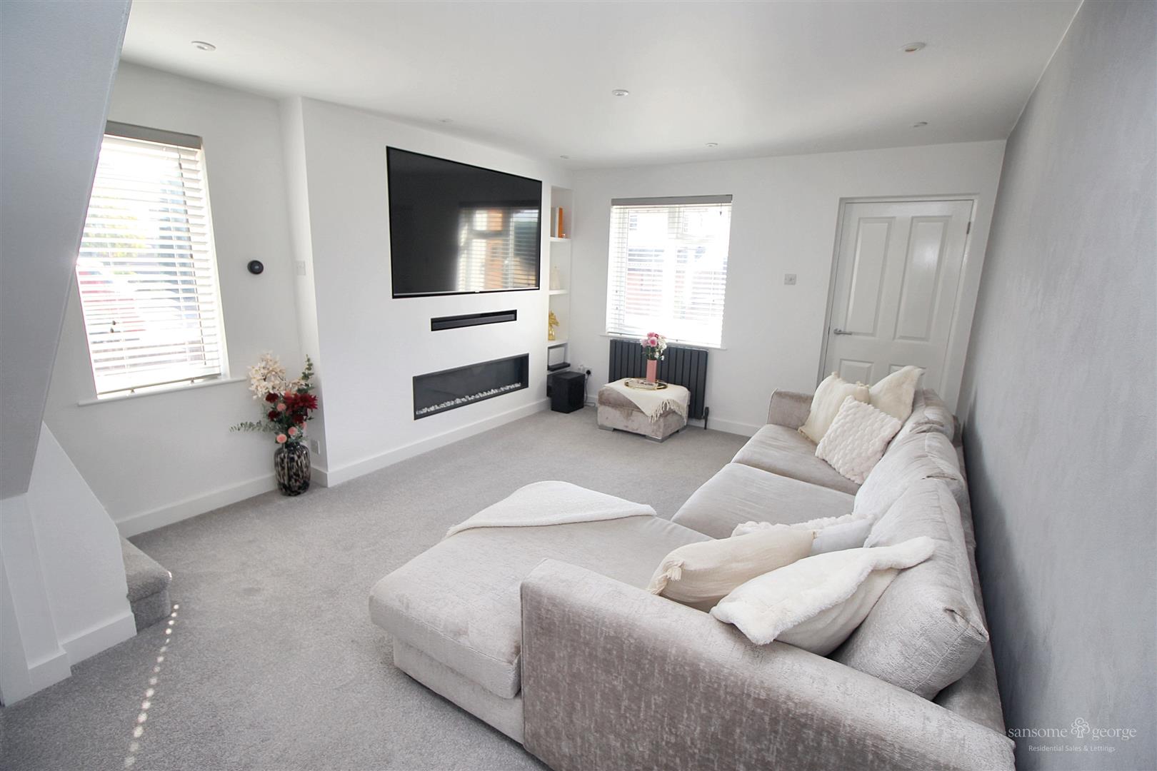 2 bed property in Latimer Drive, Reading